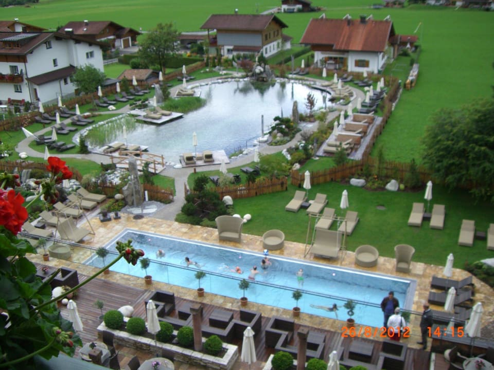 Traumhafter Ausblick auf den Naturbergsee mit Pool Wellnesshotel Engel