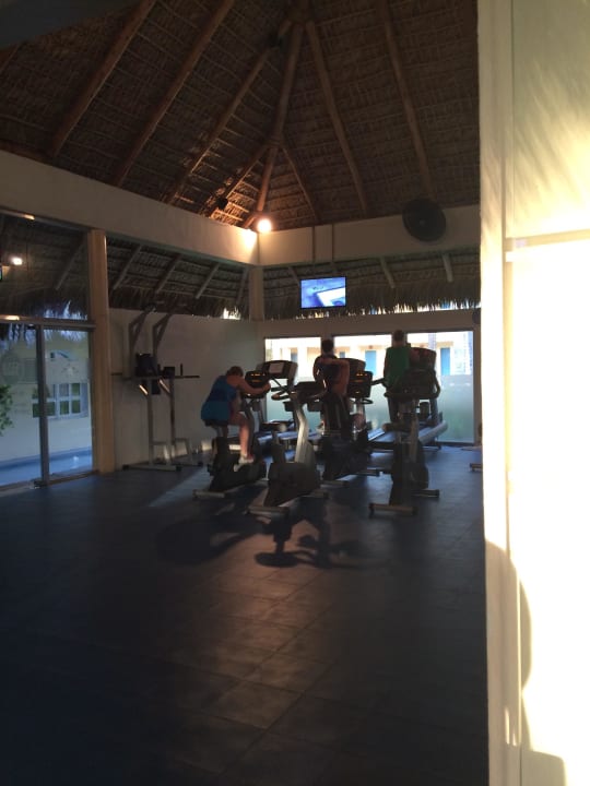 Fitnessraum sehr modern links davon stehen die Gewichte  Iberostar Waves Costa Dorada