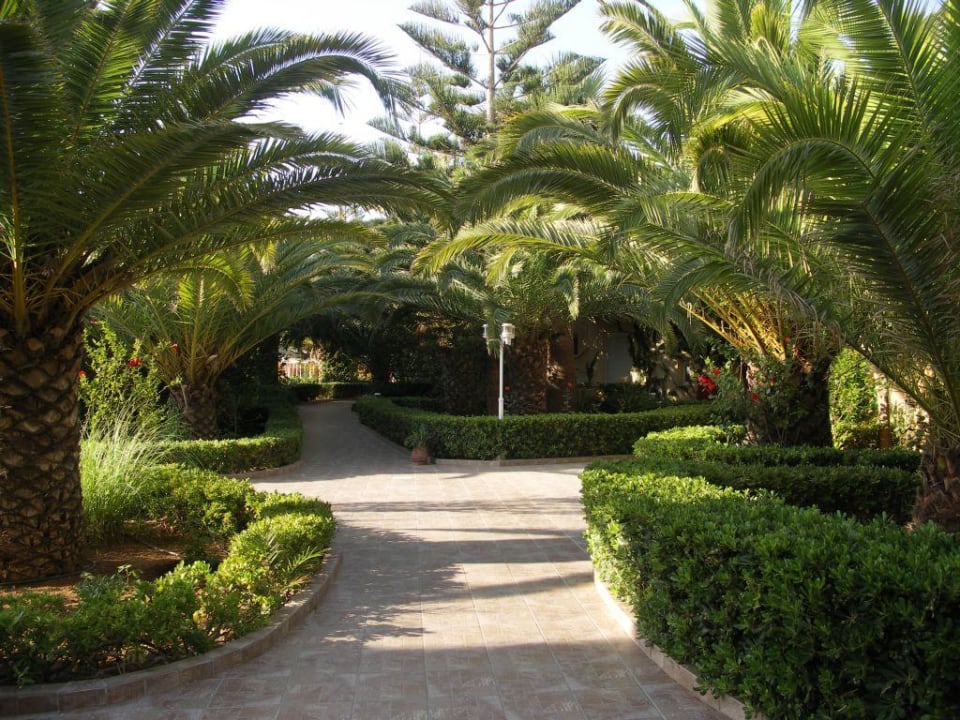 Weg vom Zimmer zum Haupthaus Vantaris Luxury Beach Resort