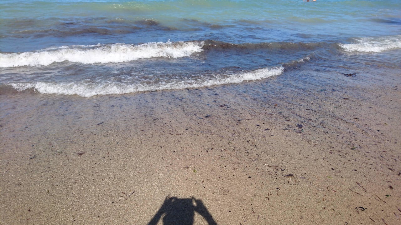 Wasser und Strand verdreckt Playabachata Hotel
