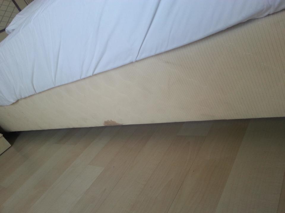 Undefinierbare Flecken am Bettkasten Larina Resort Spa & Hotel