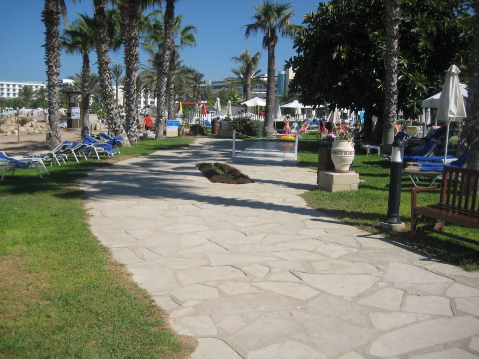 Fussweg an der Strandbar Louis Ledra Beach