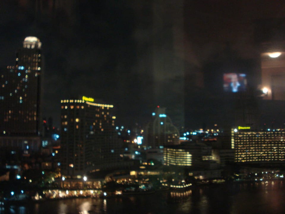 Aussicht vom Zimmer bei Nacht Hotel The Peninsula Bangkok