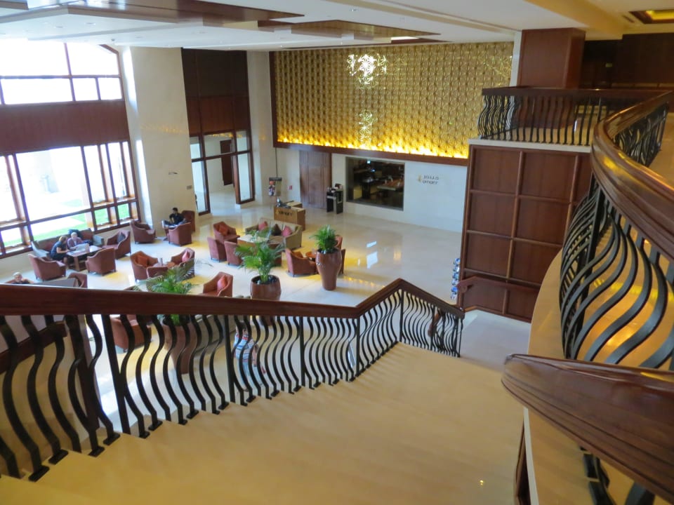 Blick in die Lobby - andere Seite Crowne Plaza Jumeirah Dubai