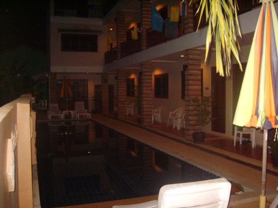 Hathai House Pool am Abend Guesthouse Hathai House