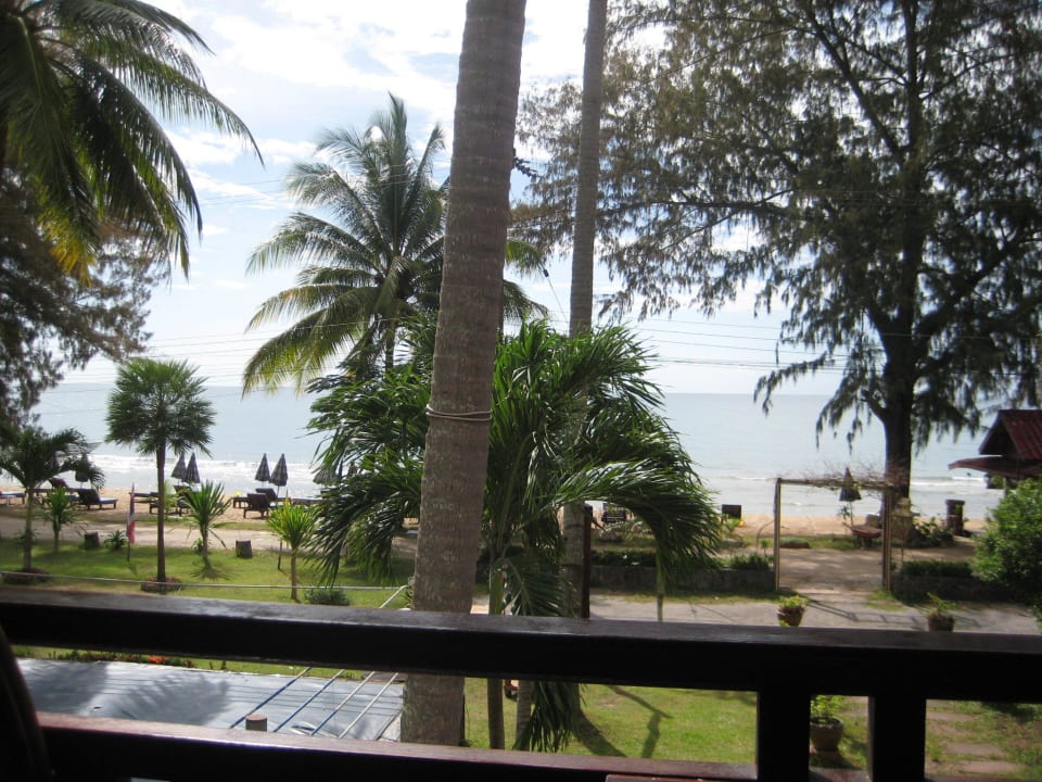 Gleicher Platz, Blick nach rechts zum Strand Coral Hotel Bangsaphan