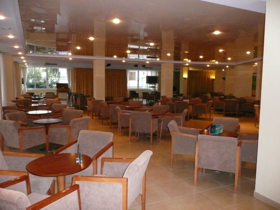 Der Aufenthaltsraum bei der Bar Sabina Hotel & Suites