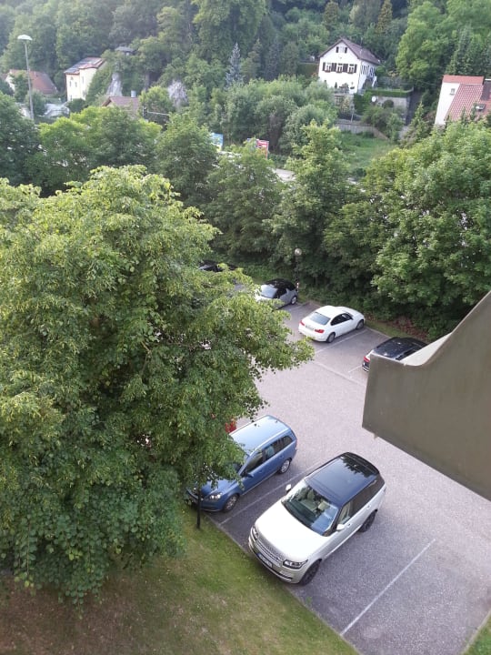 Blick zum Parkplatz ibis Styles Regensburg