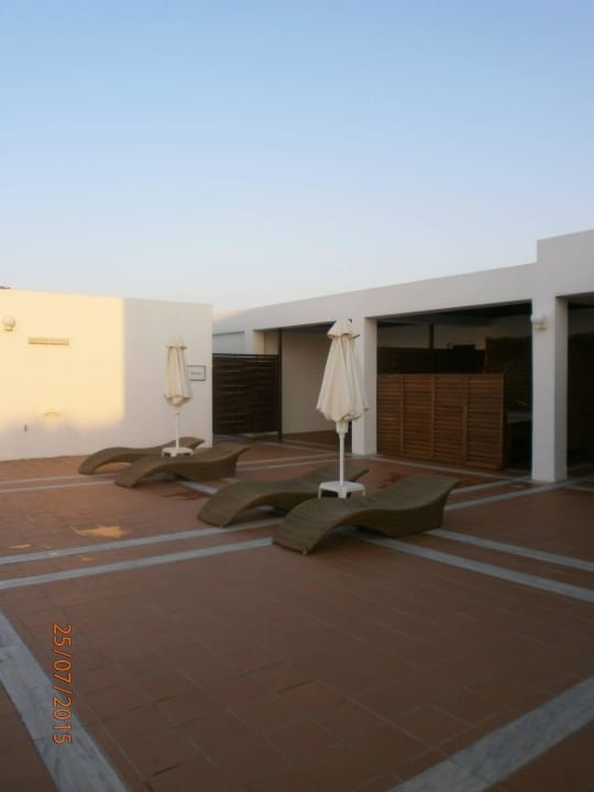 Liegen beim Relaxpool Lyttos Beach Hotel