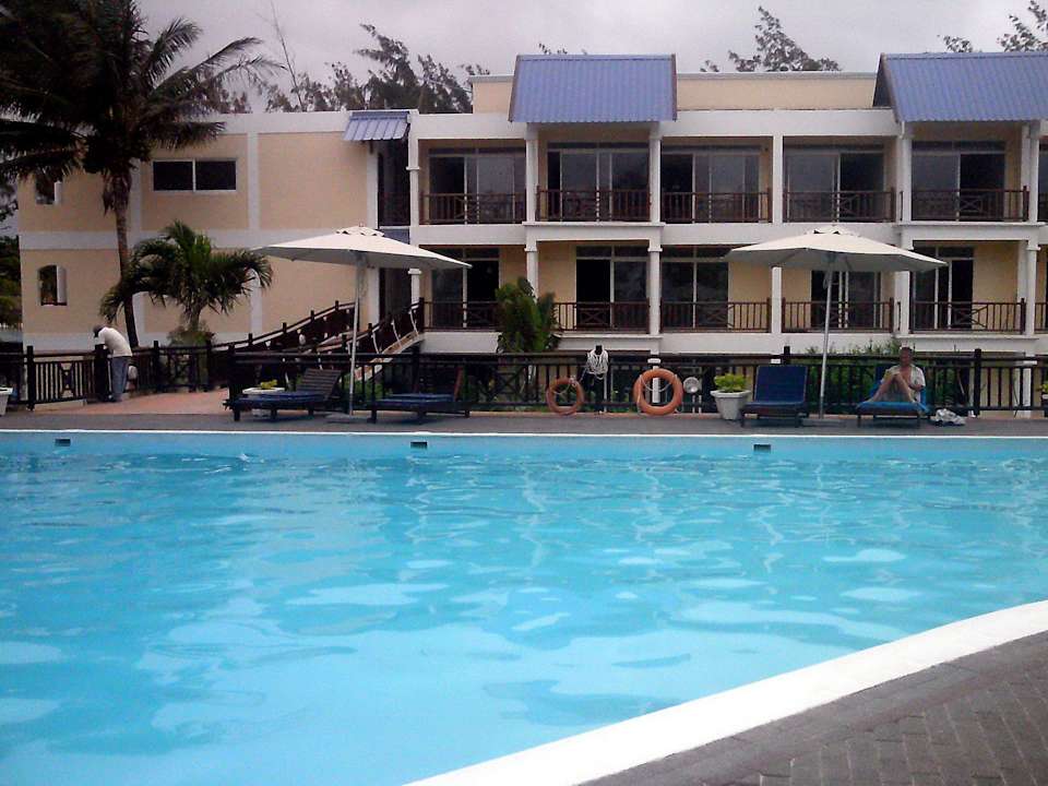Pool Le Peninsula Bay Beach Resort & Spa