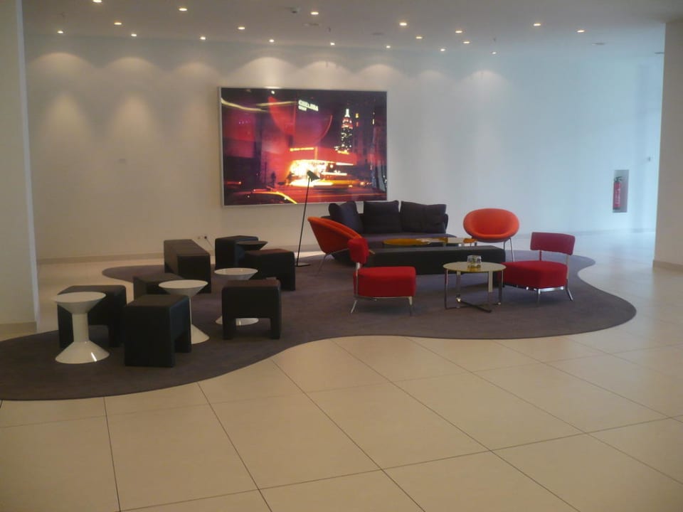 Sitzgruppe in der Lobby Vienna House by Wyndham Andel's Berlin