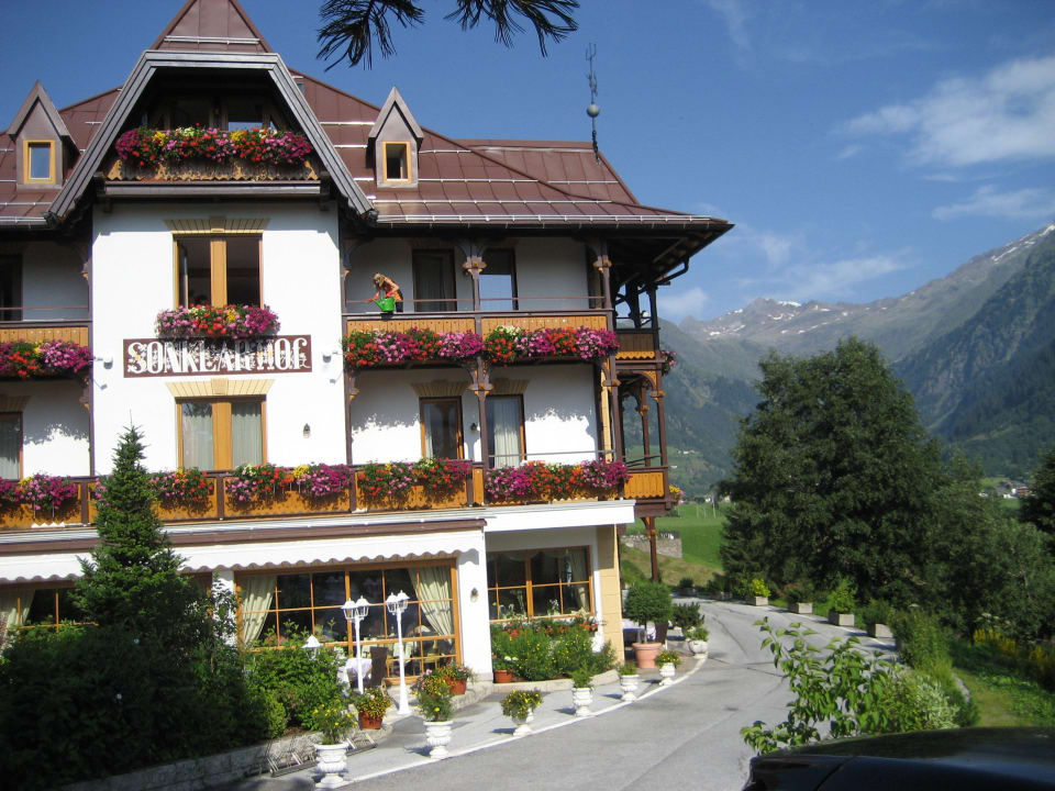 Giebelfront mit Blumenkästen - Speisesaal unten Sonklarhof