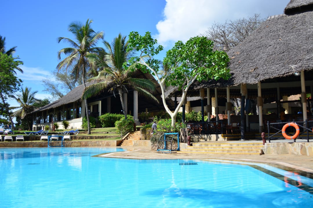 Pool und Bar Baobab Holiday Resort