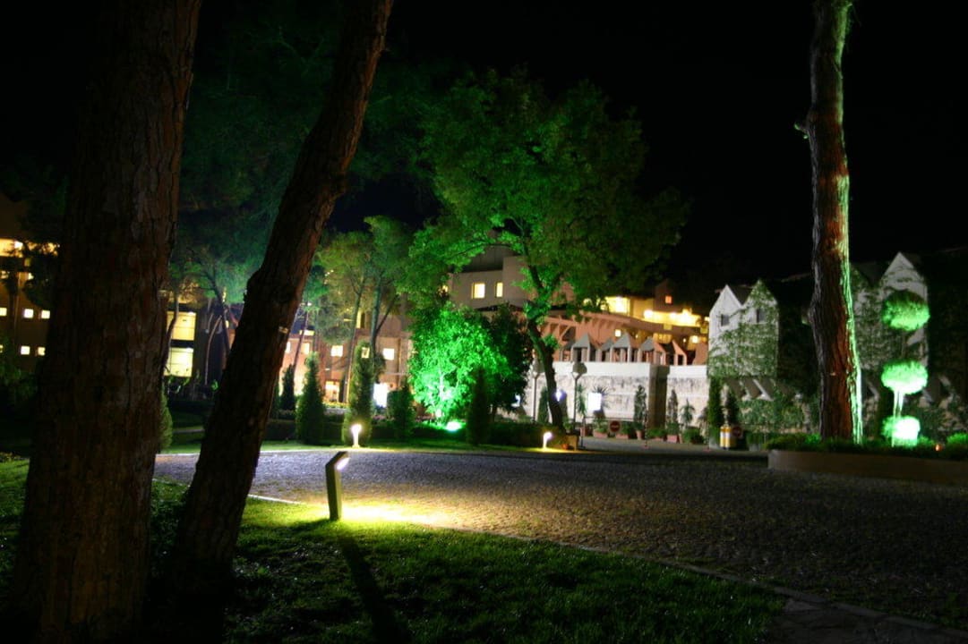 Gartenanage vor dem Hotel bei Nacht Arcanus Hotels Sorgun