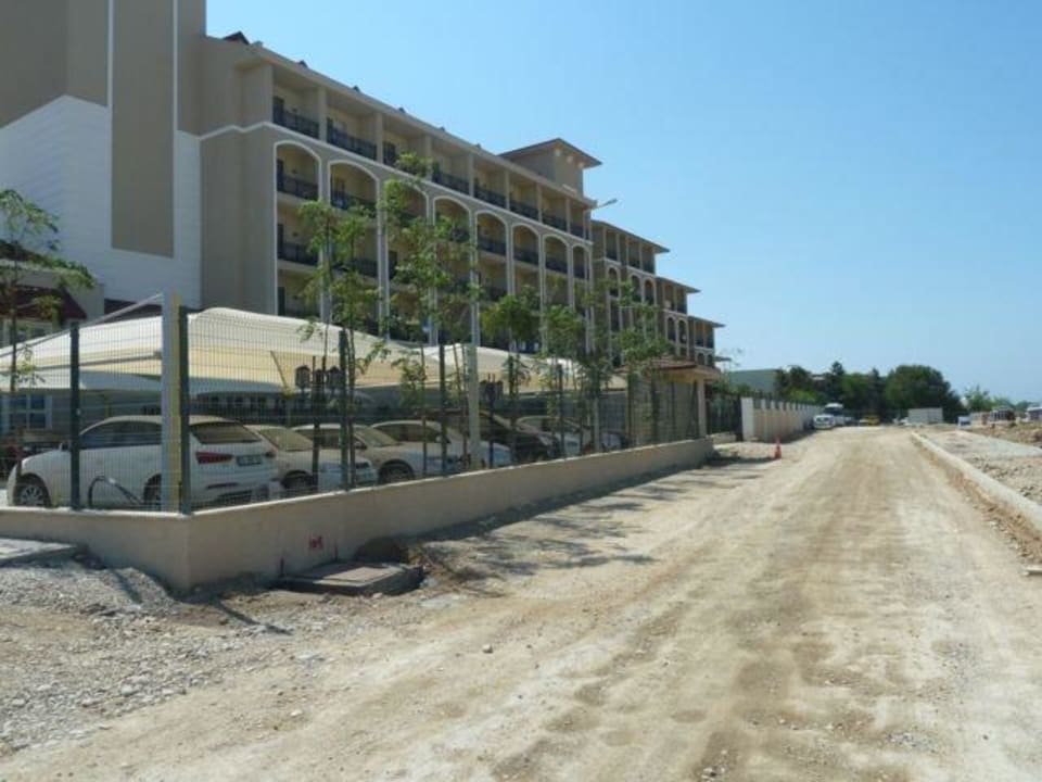 Strasse zum Hotel Hotel Defne Garden