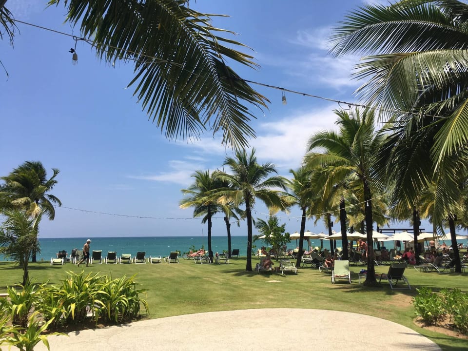 Liegebereich mit Blick aufs Meer The Sands Khao Lak by Katathani