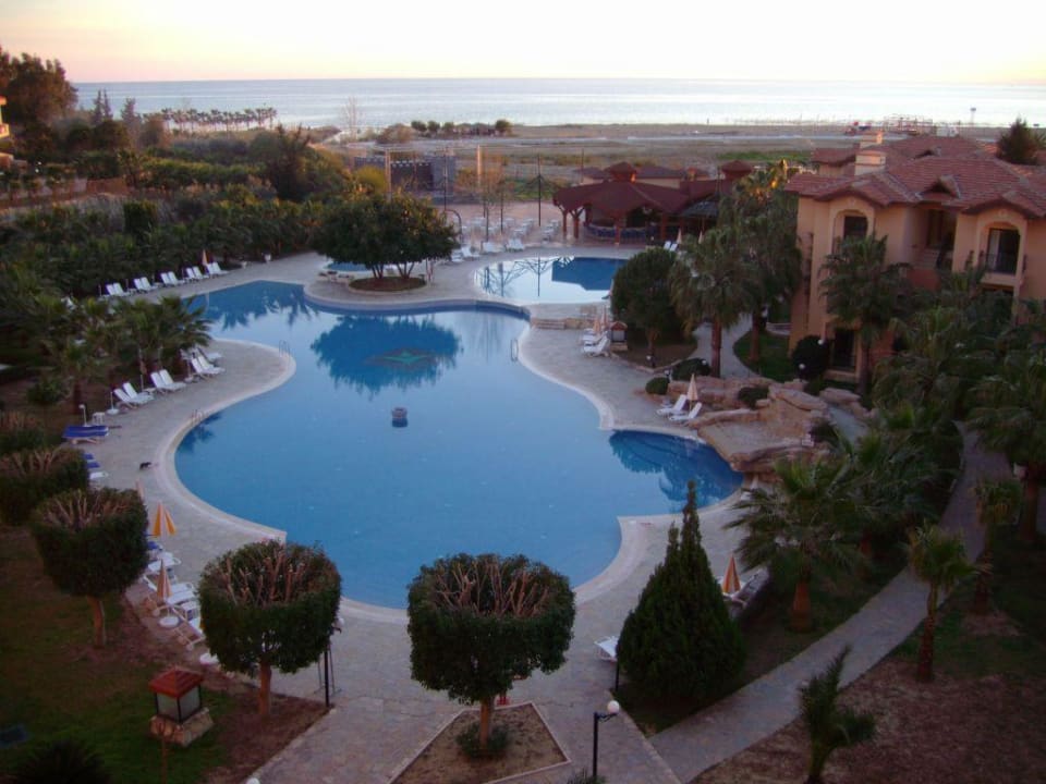 Blick auf den Pool Miramare Queen Hotel