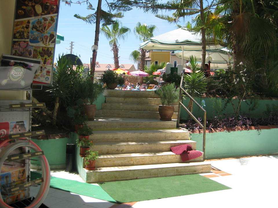 Die Treppe zum Pool Semoris Hotel