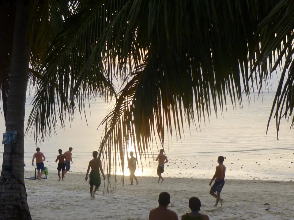 Fussball in der Abenddämmerung Long Bay Resort Koh Phangan