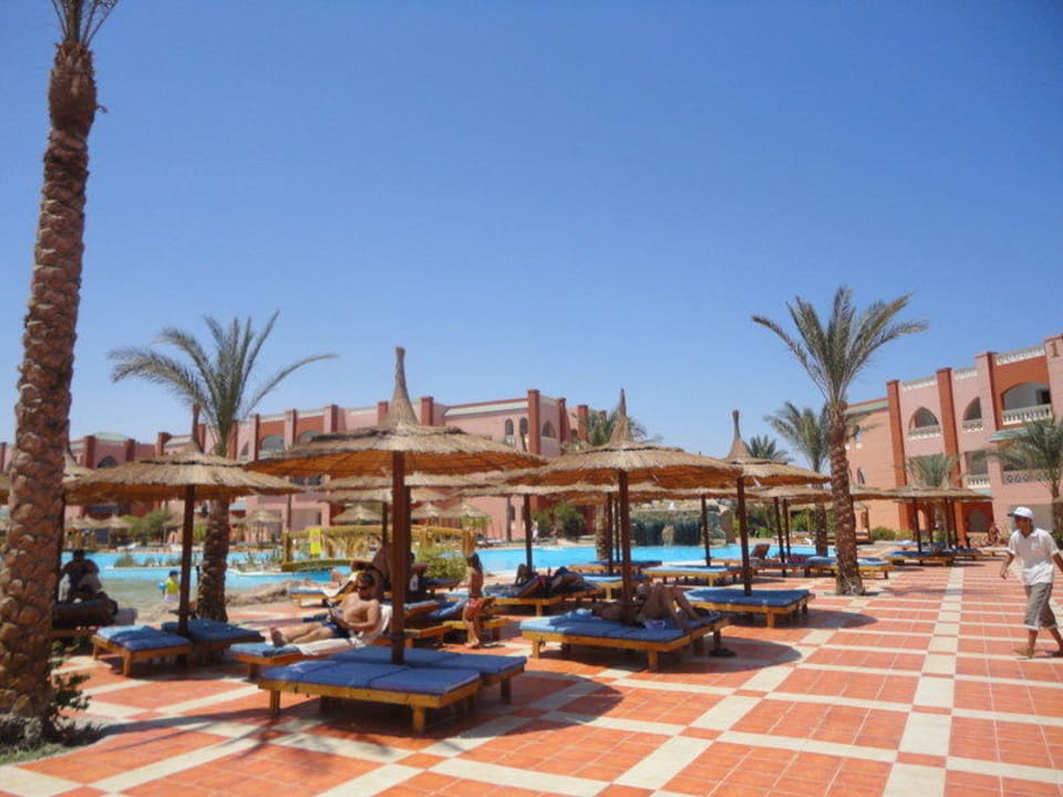 Leżaki przy basenie Pickalbatros Aqua Vista Resort - Hurghada