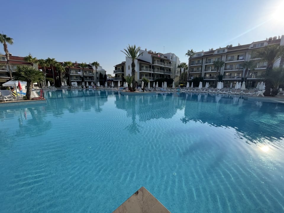 Pool Barut B Suites
