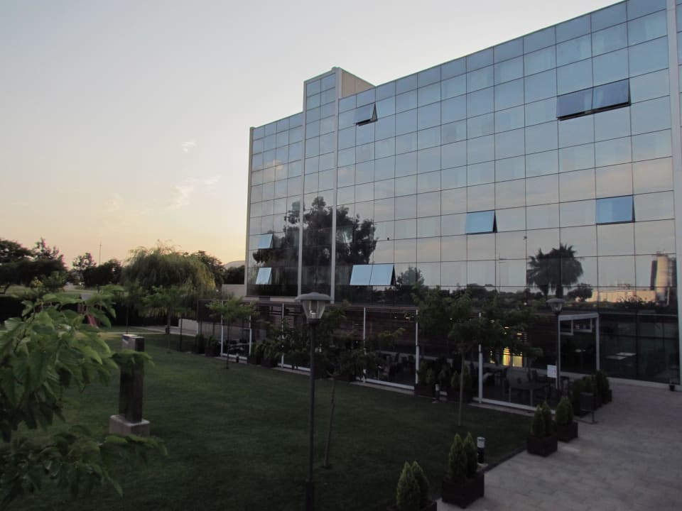 Rückseite des Hotels und Restaurantterrasse Hotel SB BCN Events