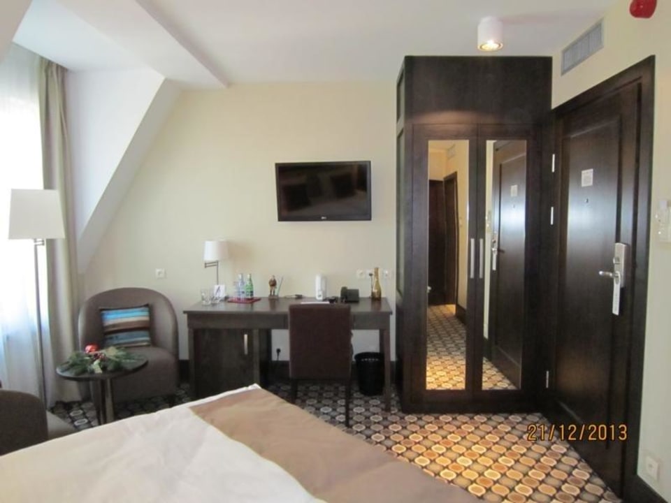 Zimmer. Red Baron Hotel