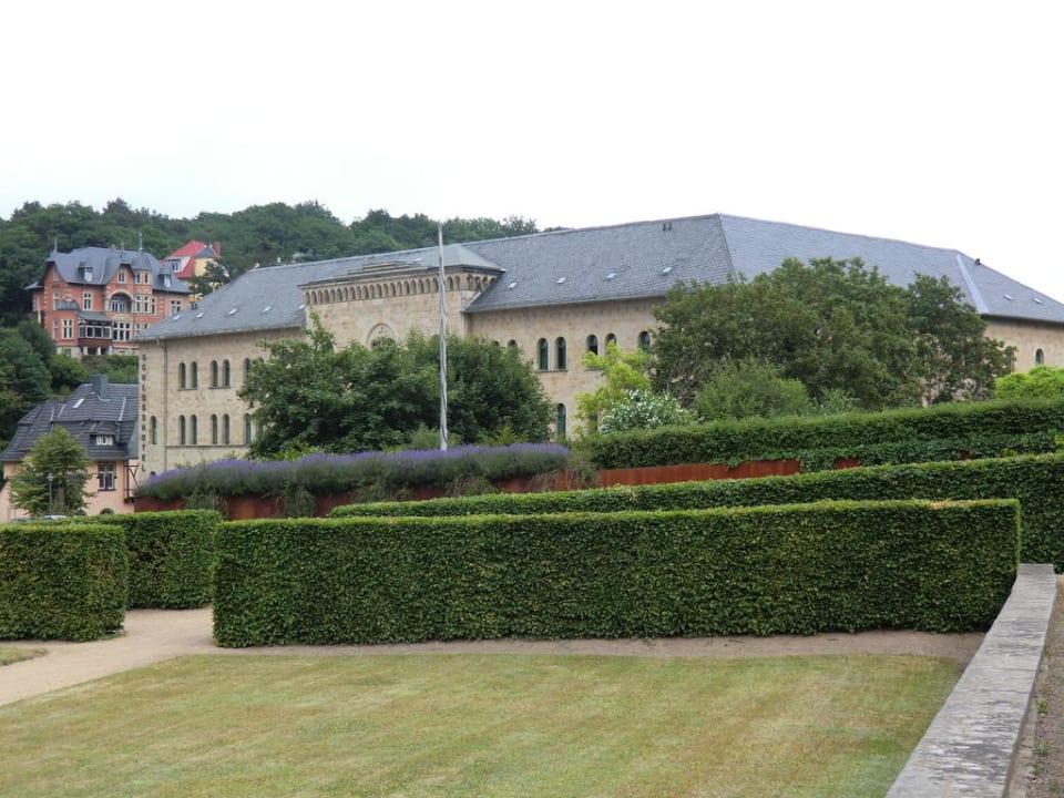 Blick auf die Rückfront von den barocken Gärten Schlosshotel Blankenburg
