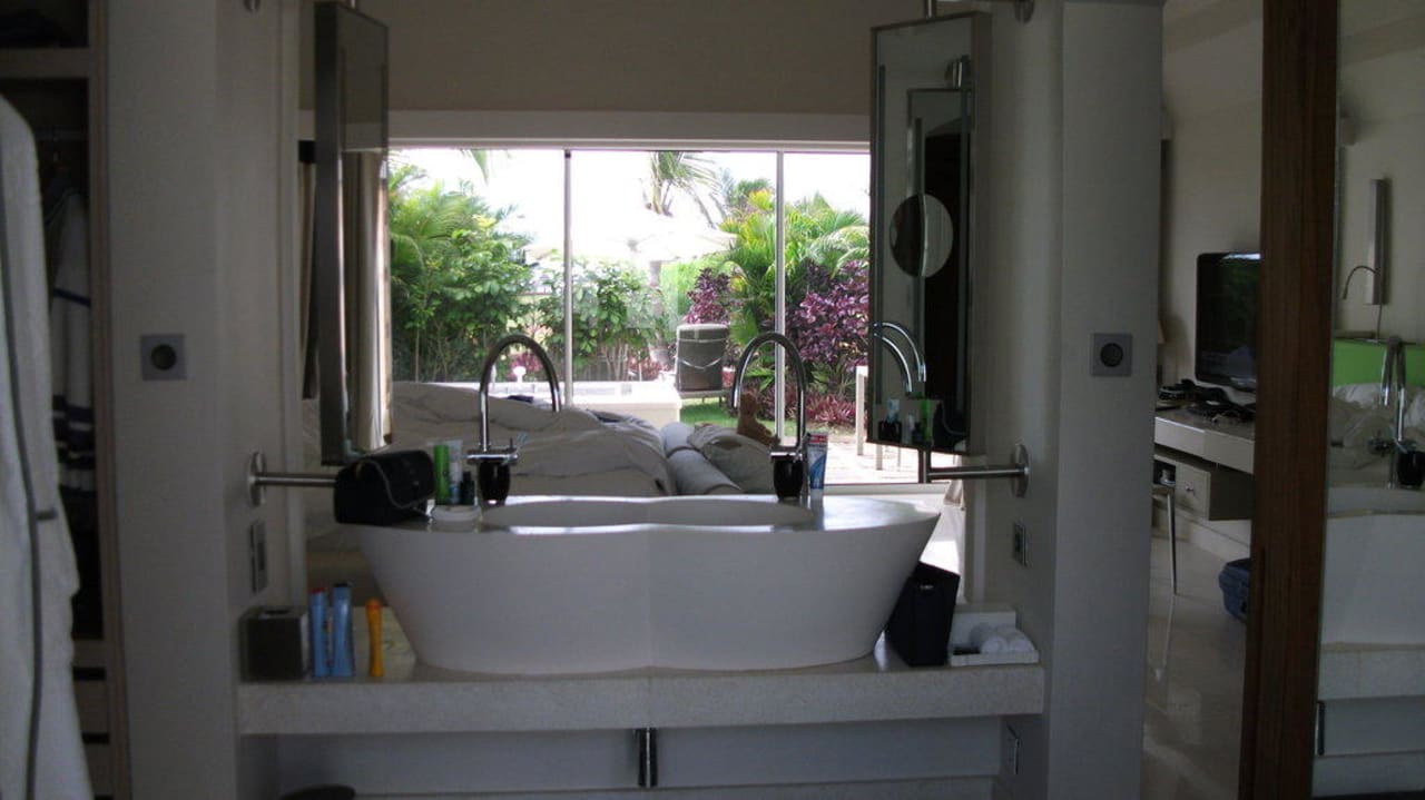 Blick durchs Zimmer auf die Terrasse SO/ Mauritius Hotel