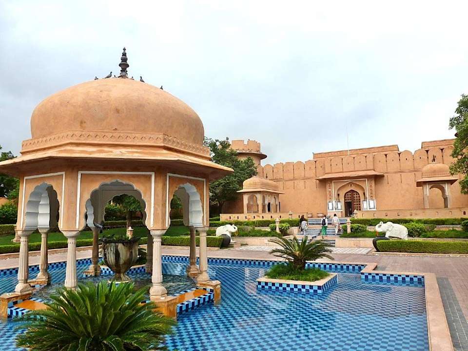 Hoteleingang zum The Oberoi Rajvilas Hotel The Oberoi Rajvilas