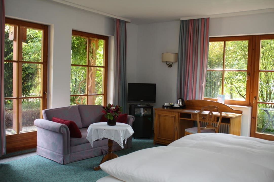 Zimmer, vorm Fenster grün Hotel und Gutsgaststätte Rappenhof