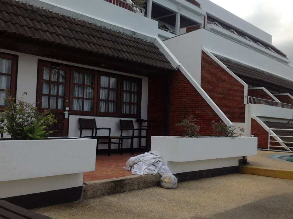 Schmutzige Wäsche vor dem Zimmer Best Western Phuket Ocean Resort