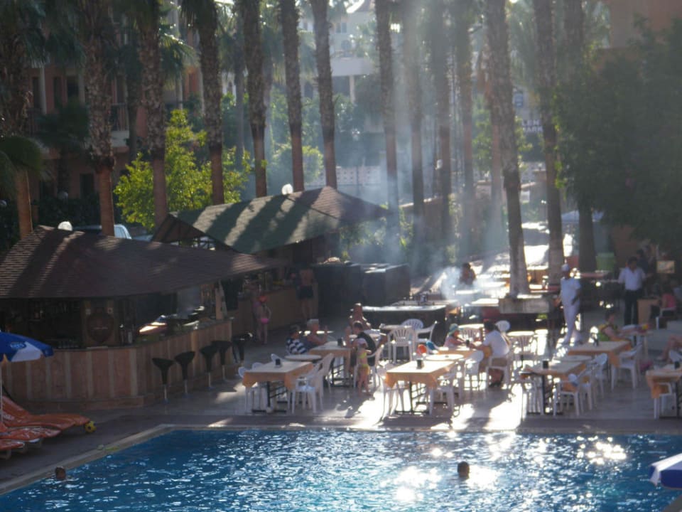 Pool in Abendstimmung Hotel Club Tess