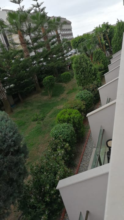 Gartenanlage vorne am Hoteleingang Aydinbey Kings Palace & Spa