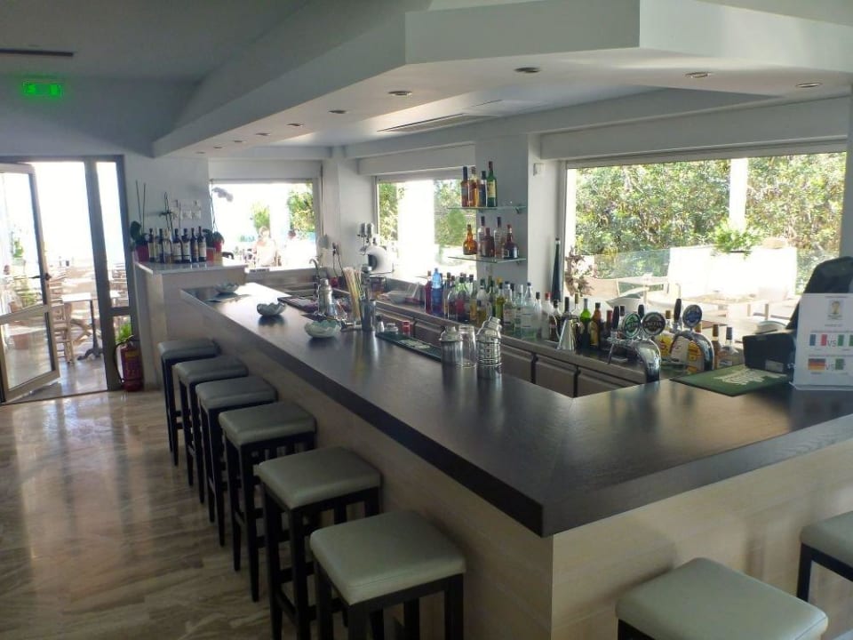 Bedient wird drinnen und draußen Hotel Kakkos Bay