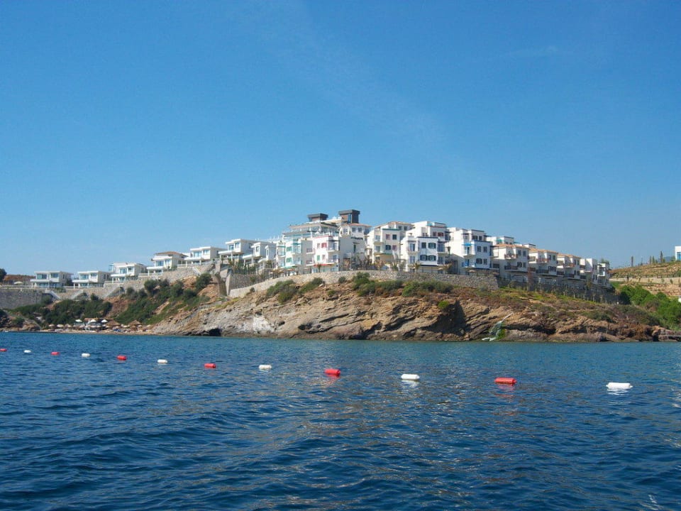 Die Bungalowanlage vom Meer aus gesehen Aria Claros Beach & Spa Resort