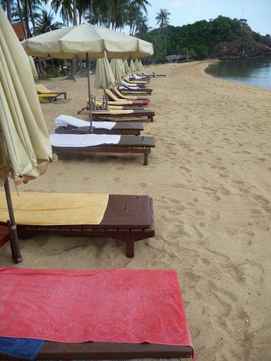 Hotelstrand morgens um 7:00 Uhr Pinnacle Samui Resort