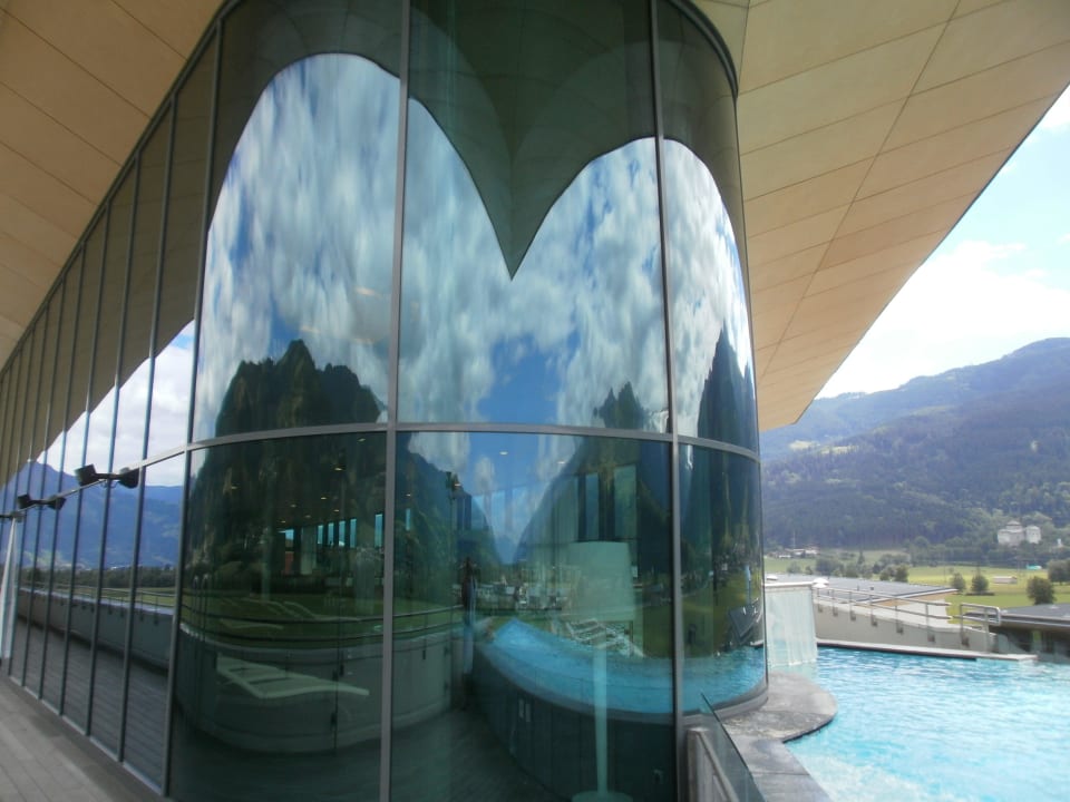 Herrliche Spiegelung der Berge in der Panoramaspa Tauern SPA Zell am See-Kaprun