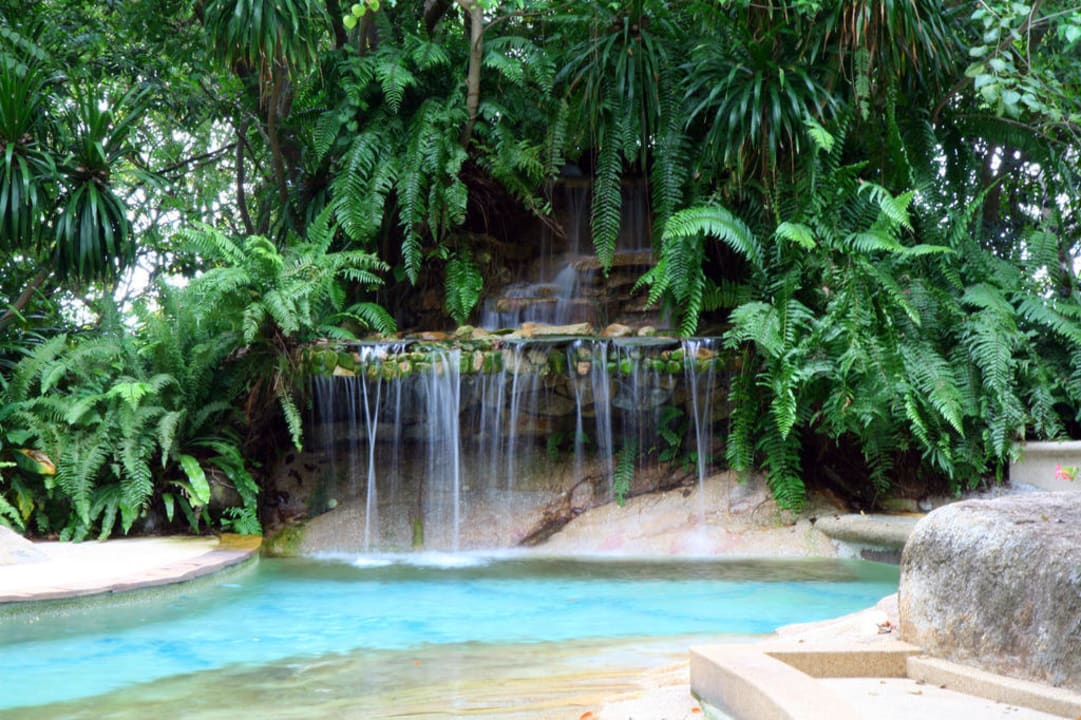 Pool beim Haupthaus The Fair House Beach Resort