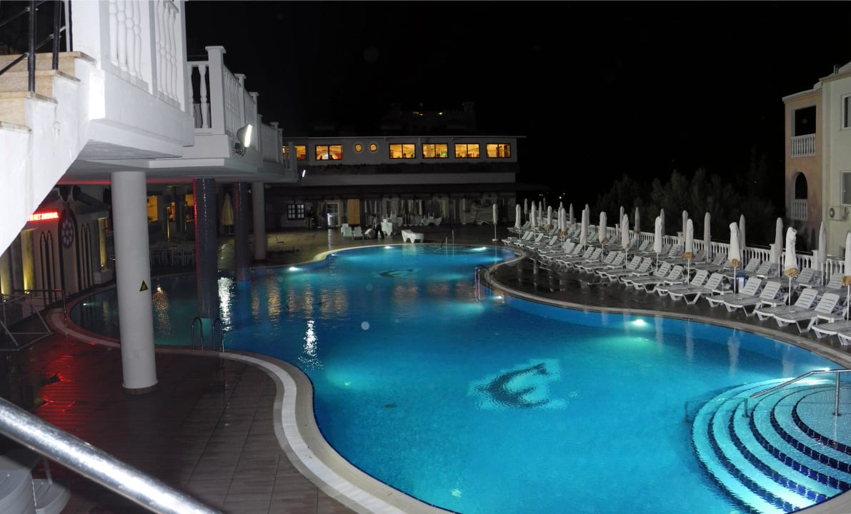 Nächtlicher Pool Hotel Club Paradiso