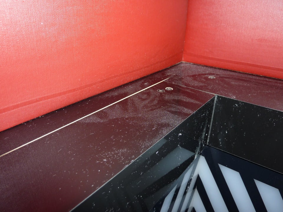 Bettoberkante nach 11tägiger Zimmerreinigung Hotel Delphin Imperial