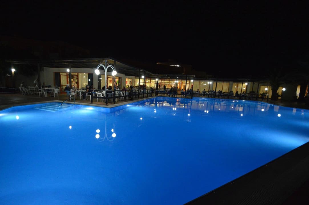 Das Pool am Abend Rethymno Village