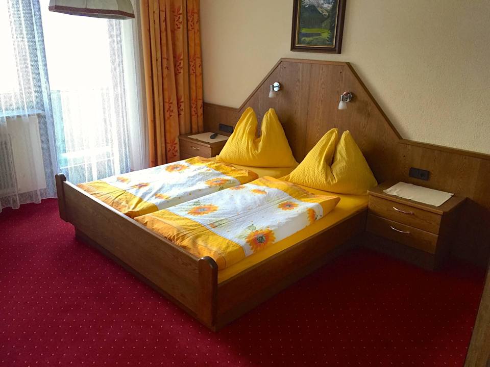 Zimmer / Doppelbett Hotel Tirolerheim Grüner