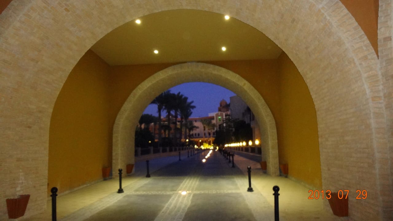 Einfahrt zur Hotelanlage Grand Waterworld Makadi & Family Star Makadi