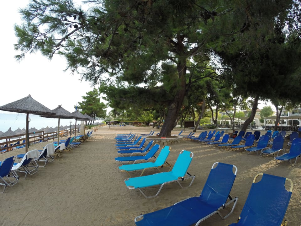 Ober Bereich vor dem Strand Hotel Portes Beach