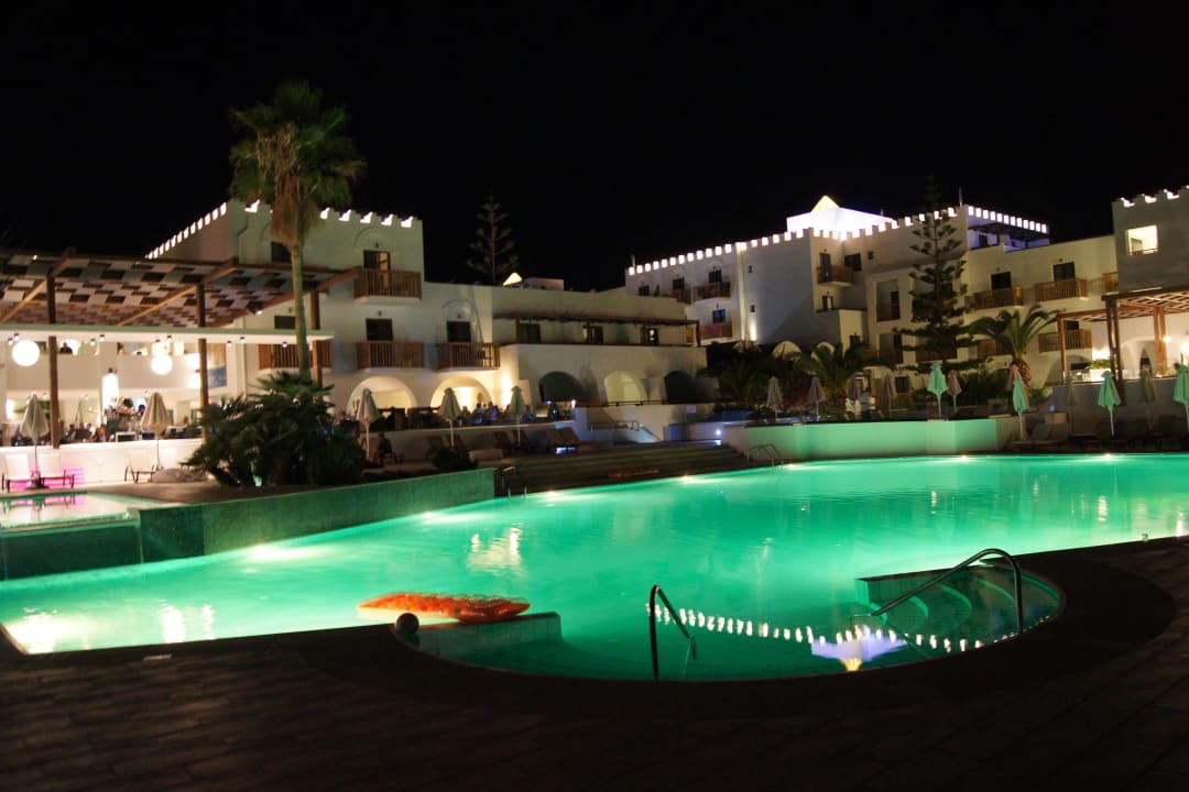 Pool bei Nacht TUI BLUE Oceanis Beach and Spa Resort