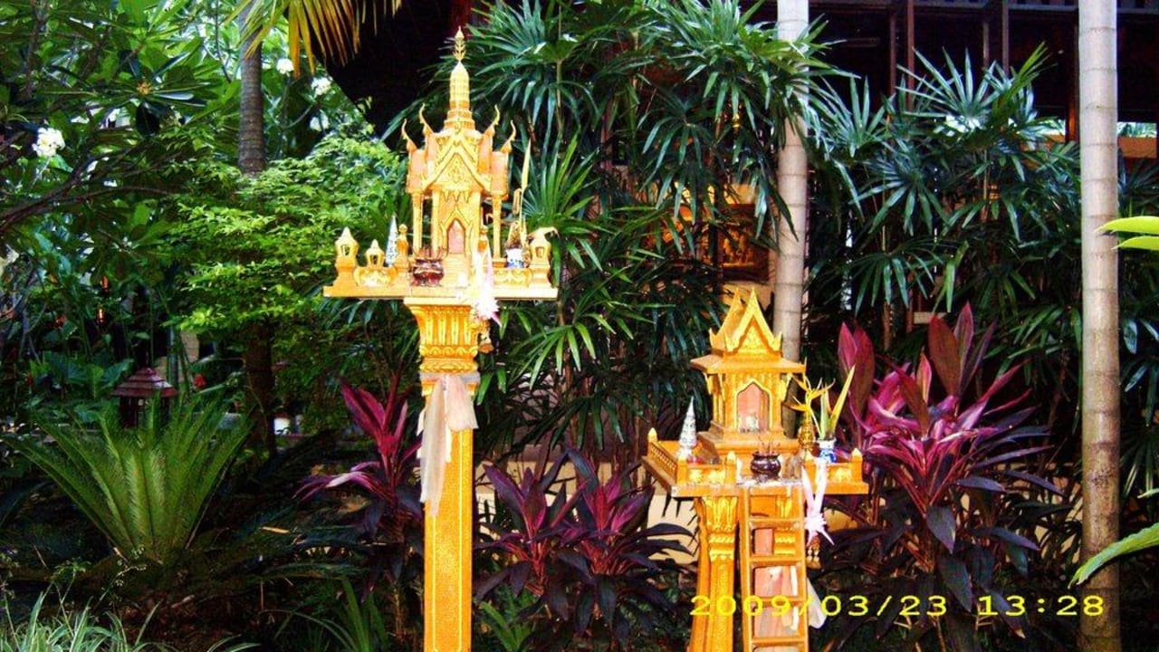 Die Geisterhäuschen an der Lobby Hotel Baan Chaweng Beach Resort & Spa