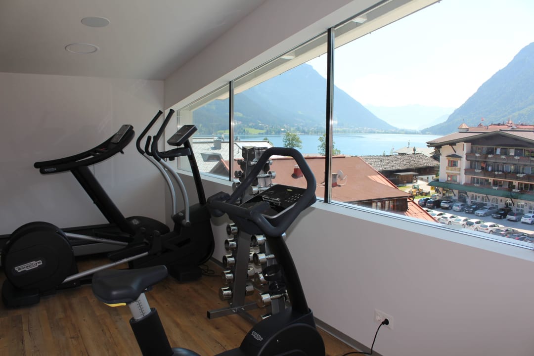 Fitnessraum mit Ausblick zum See Hotel Garni Rosenegger