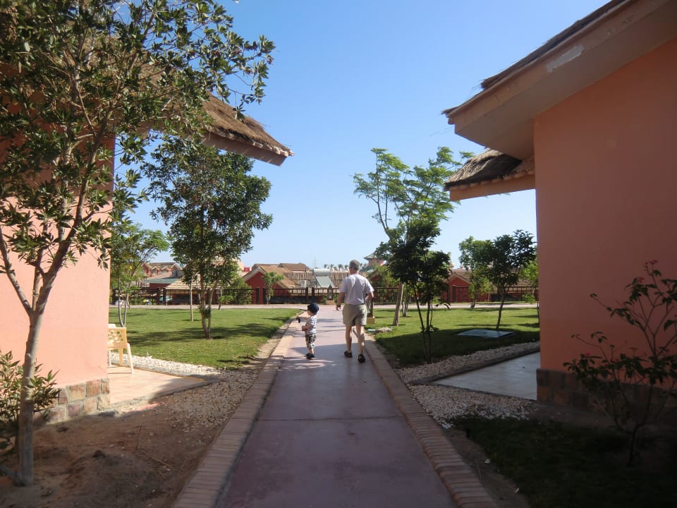 Weg zwischen den Bungalows Pickalbatros Jungle Aqua Park Resort - Neverland Hurghada