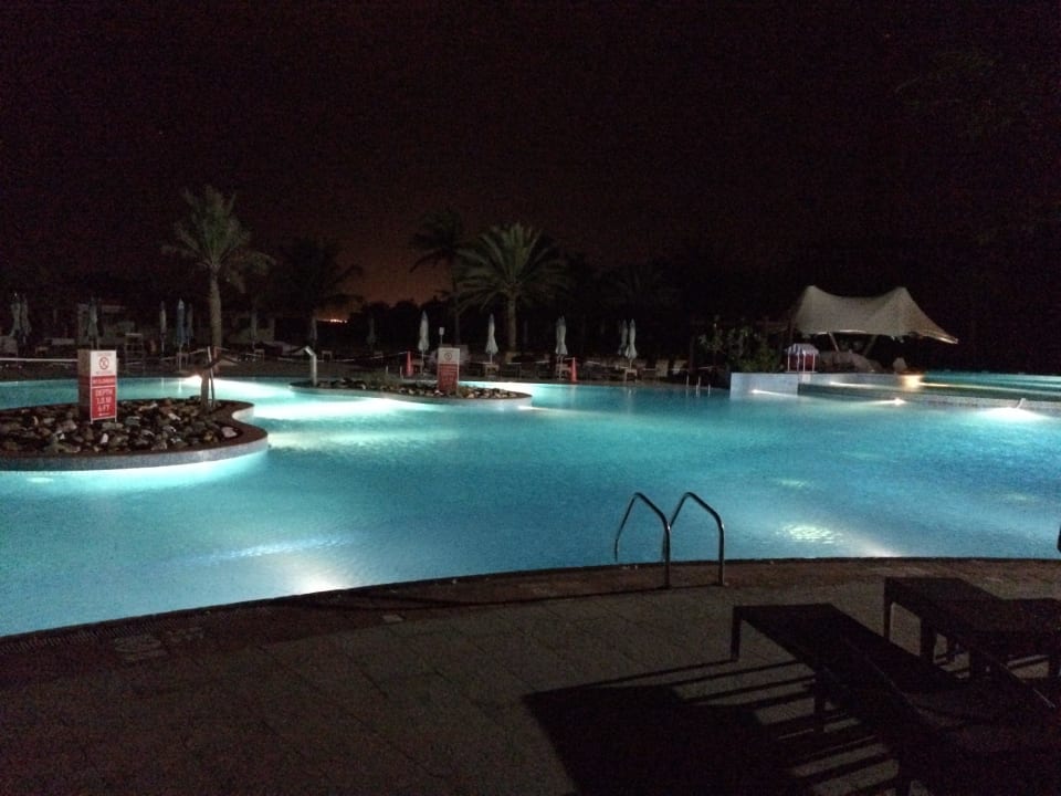 Pool bei Nacht Hotel Le Meridien Al Aqah Beach Resort